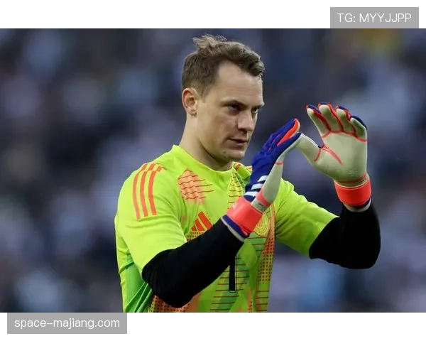 特写镜头：诺伊尔扑出点球后，指挥拜仁防线重新组织站位。